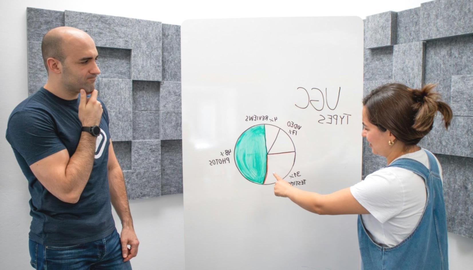 Espace de travail montage vidéo moderne avec équipement professionnel